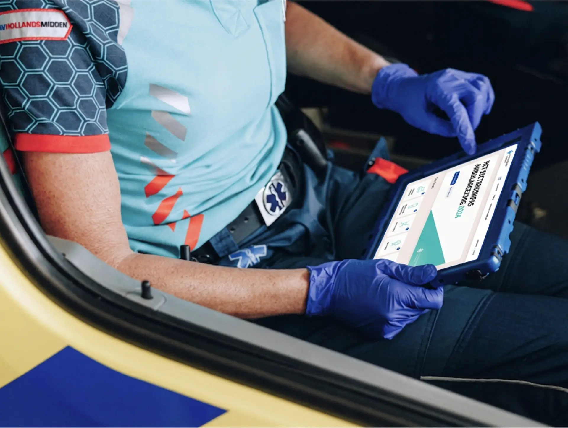 Een ambulanceverpleegkundige bekijkt het Sectorkompas op een tablet