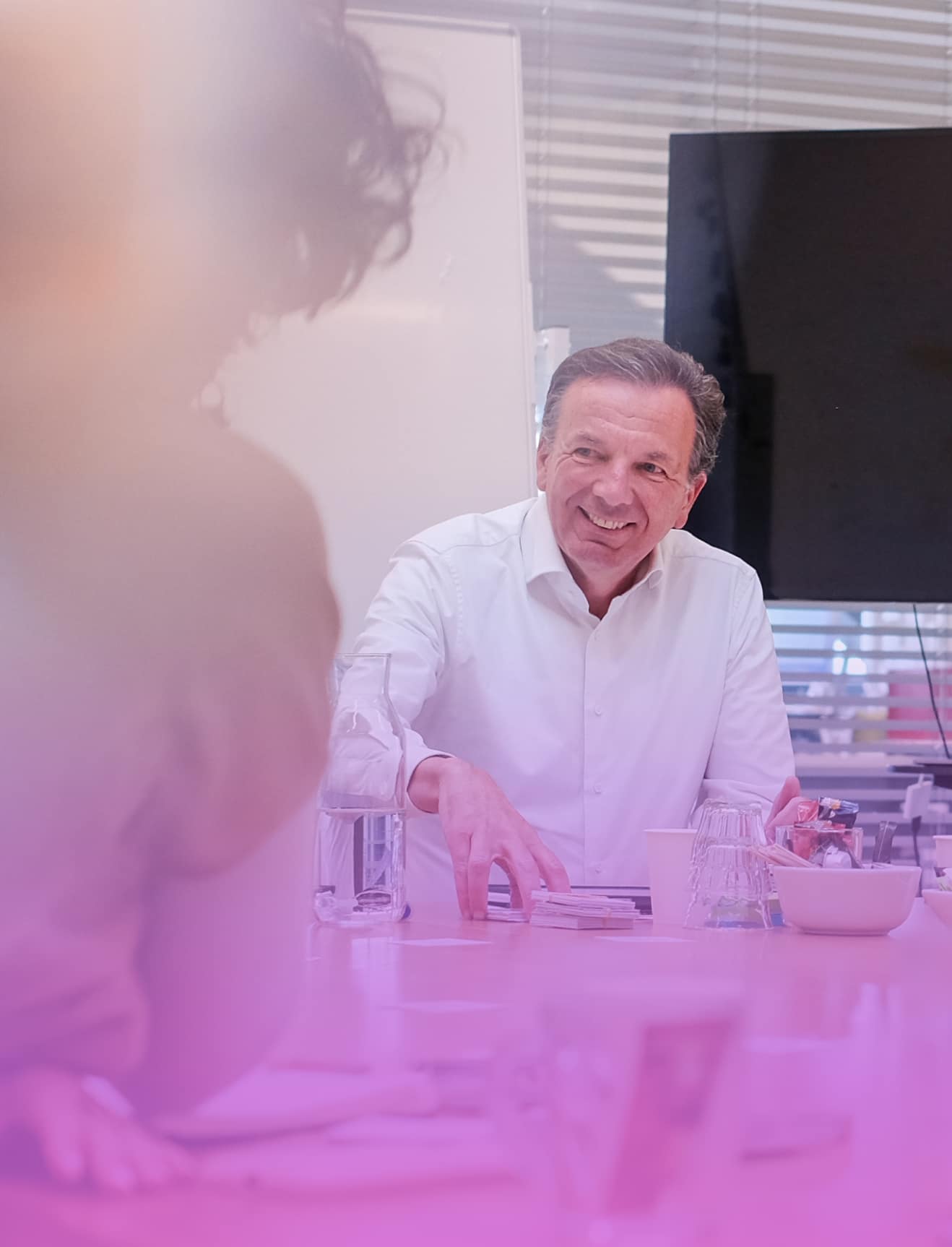 Strategie-sessie aan het whiteboard om AI-kansen in kaart te brengen